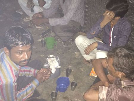 અમદાવાદમાં પોલિસ રેડમાં દેશી દારૂ સાથે 44 ઇસમોની અટક 