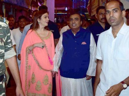 મુકેશ અને નિતા અંબાણીએ લાલબાગચા રાજાનાં દર્શન કર્યાં