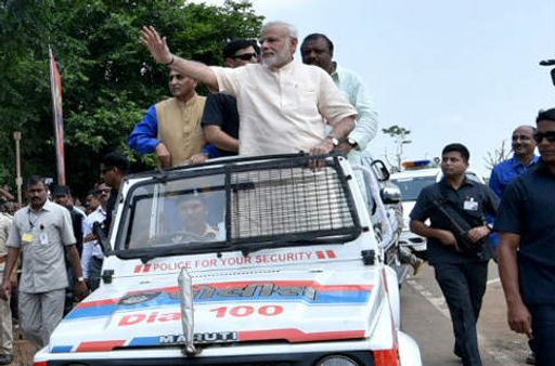 ખુલ્લી જીપમાં મોદીની એન્ટ્રી