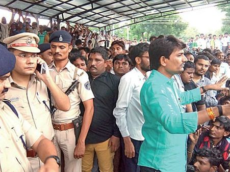 હેડ કોન્સ્ટેબલના આપઘાતે રાજકીય રંગ પકડ્યો, વધુ વાંચો અહીં