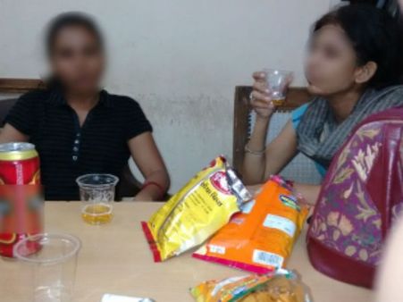 અમદાવાદઃ યુવતીઓ સિવિલમાં દારૂની મહેફીલ માણી રહી છે