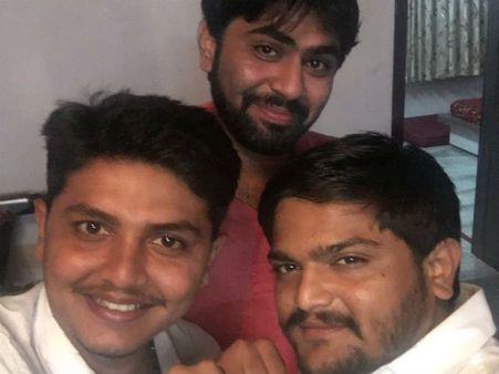 હાર્દિક ખોટી દિશામાં જઇ રહ્યો છે; નિખિલ સવાણીનું રાજીનામું