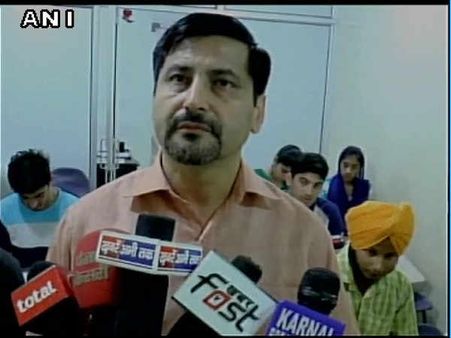 Video: માર્ક્સ ઓછા આવવા પર છોકરીઓને પણ માર મારતો શિક્ષક...