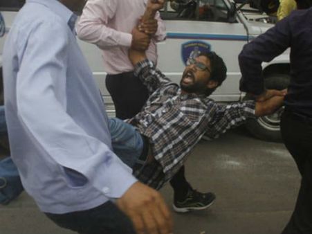 ધોળકામાં જમીન માટે નિર્વસ્ત્ર વિરોધ કરવા તૈયાર: જીજ્ઞેશ મેવાણી