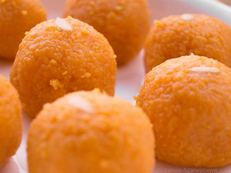 મોદકપ્રિય વડીલે ત્રીસ મિનિટમાં 25 લાડુ ચટ કર્યા