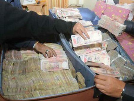 માત્ર 1200 રૂપિયાનું વેતન મેળવતો નીકળ્યો કરોડપતિ