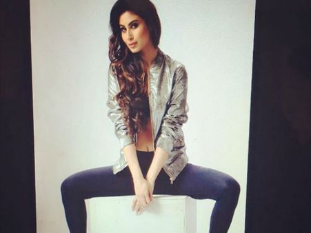 બિકીની પછી હવે મોની રોયનો હોટ લૂક આવ્યો સામે...