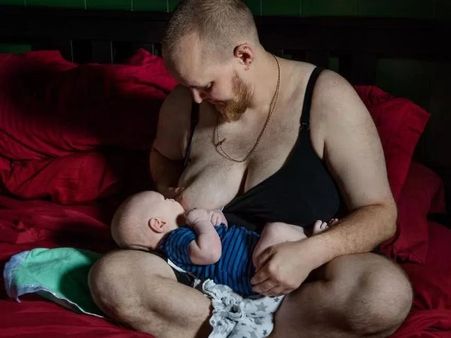 ટ્રાન્સજેન્ડર પુરુષે આપ્યો બાળકને જન્મ, પીવડાવી રહ્યો છે પોતાનું દૂધ...