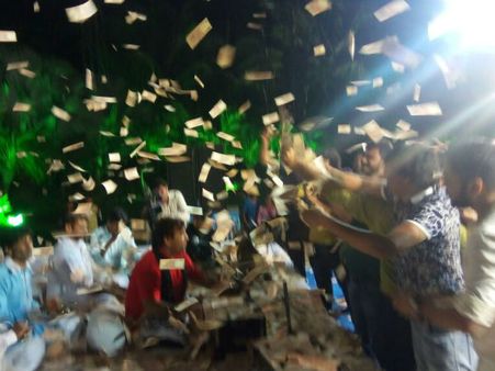 શહીદોને શ્રદ્ધાજંલી: સુરત ડાયરામાં ઉડાવી નોટો, ભેગા થયા 1 કરોડ