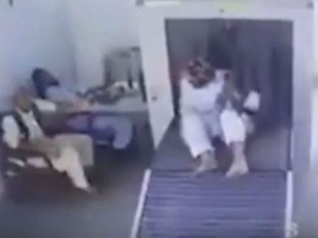Video: પાકિસ્તાન એરપોર્ટ પર આ વ્યક્તિની હરકત જોઈને તમે હસી પડશો