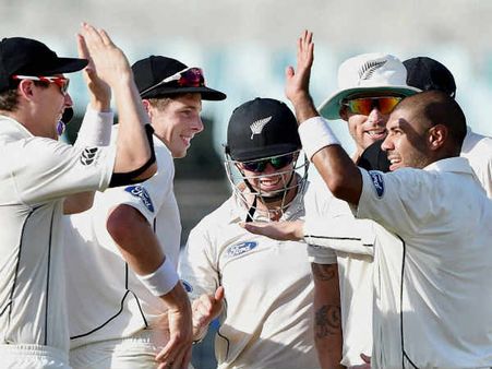 કોલકત્તા ટેસ્ટ: ન્યૂઝીલેન્ડને ભારતે આપ્યો ઝટકો કોલકત્તા ટેસ્ટ: ન્યૂઝીલેન્ડને ભારતે આપ્યો ઝટકો