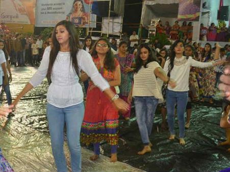 જીન્સ પેન્ટ વાળી નવરાત્રી