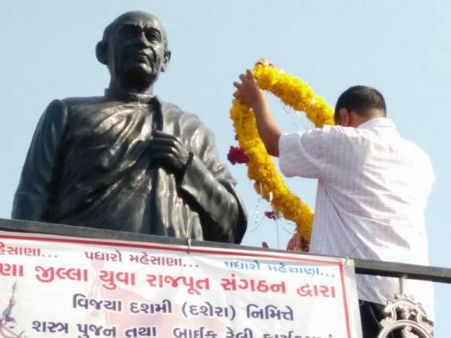 સરદાર પટેલના પૂતળાને ફૂલહાર