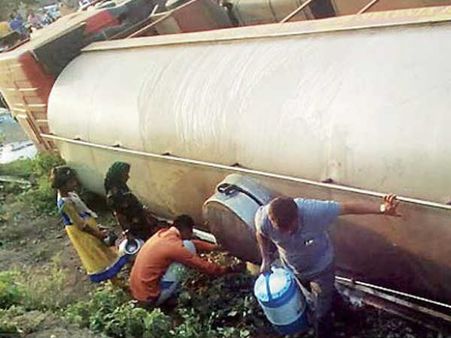 દૂધનું કન્ટેનર પલ્ટી ખાતા દૂધ લેવા લોકો ઉમટ્યા