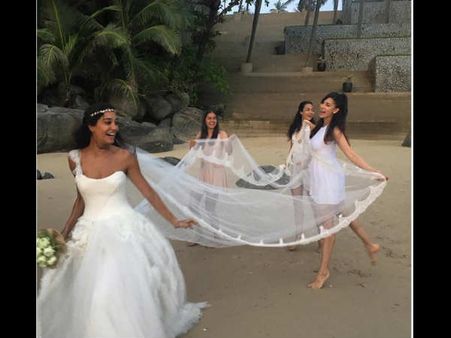 લીઝા સફેદ ગાઉનમાં લીઝા સફેદ ગાઉનમાં