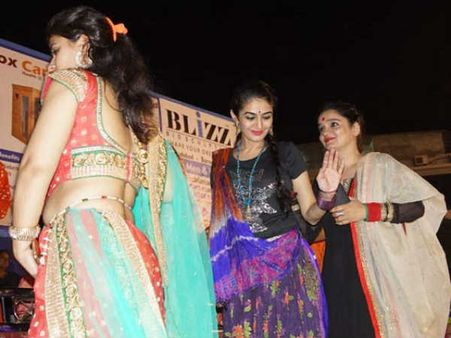 પાક્કા ગુજરાતી અંજલિ ભાભી પ્રશંસકો સાથે ગરબે ધૂમ્યા