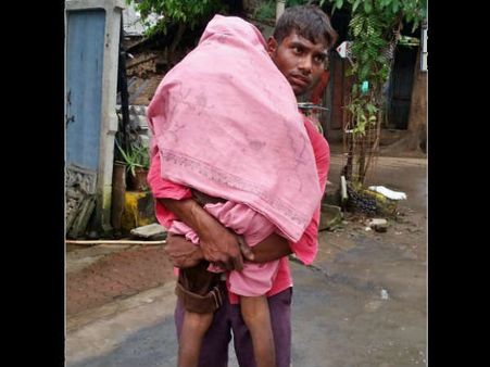 ડાંગમાં મૃત બાળમજૂર માટે ન મળી શબ વાહિની, ખભે લઇને ચાલ્યા સ્વજનો