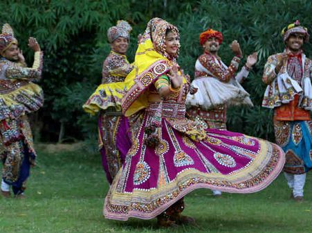 Pics: વરસાદ આવે કે વાદળ ગરજે, અમે તો ગરબા કરવાના!