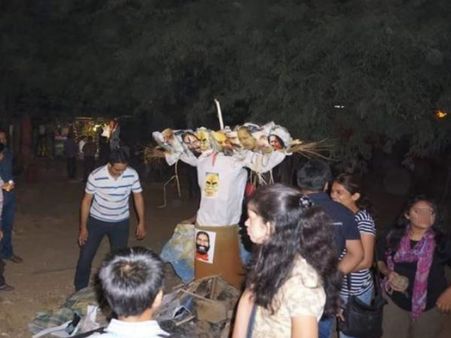 જેએનયુમાં મોદીનું પૂતળુ બાળી મુર્દાબાદના નારા લગાવ્યા