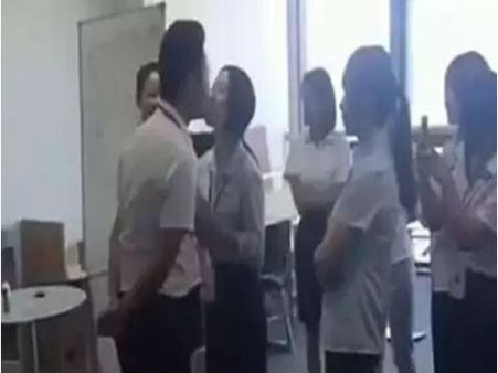 Video: અહીં કામ કરતી દરેક છોકરીએ રોજ બોસને કરવી પડે છે Kiss