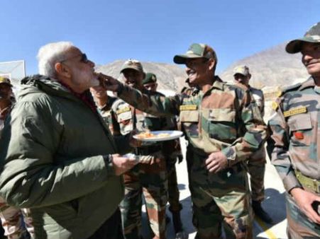 પીએમ મોદીએ સેના સાથે દિવાળી ઉજવી, જવાનોના હાથે મિઠાઇ ખાધી