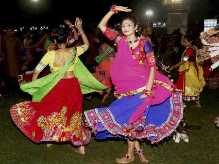 જાણો નવરાત્રીમાં કયા દિવસે કેવા રંગના વસ્ત્રો પહેરશો