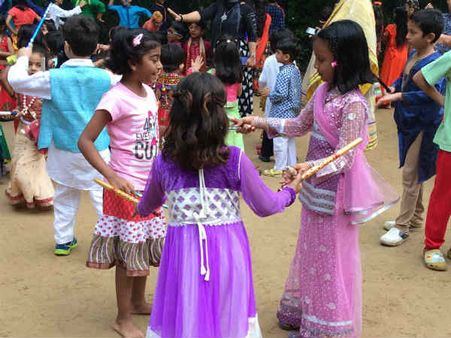 સૌરાષ્ટ્રમાં હજીય જીવંત છે બાલિકા ગરબી પ્રથા, તસવીરોમાં જાણો વધુ