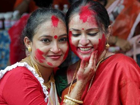 સિટી ઑફ જોયમાં મહિલાઓ સિંદૂરથી રમી, જુઓ તસવીરો...