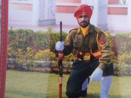 જમ્મૂ-કાશ્મીરના શોપિયામાં એનકાઉંટર, હિઝબુલ આતંકી ઠાર, 2 જવાન ઘાયલ જમ્મૂ-કાશ્મીરના શોપિયામાં એનકાઉંટર, હિઝબુલ આતંકી ઠાર, 2 જવાન ઘાયલ