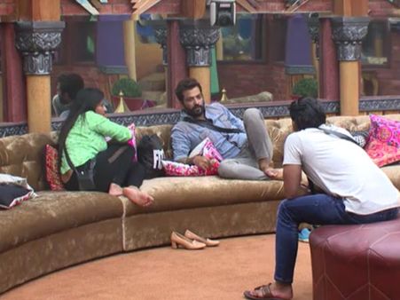 મનુ અને મોનાની દોસ્તીની ચર્ચા 