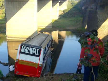 ખાનગી ગાડી પાણીમાં ઉતરી પડતા મુસાફરો ઇજાગ્રસ્ત