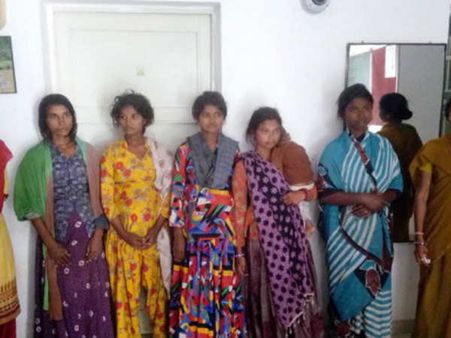 ભીખ માંગવાને બહાને ચોરી કરનારી મહિલાઓની ટોળકી ઝડપાઈ