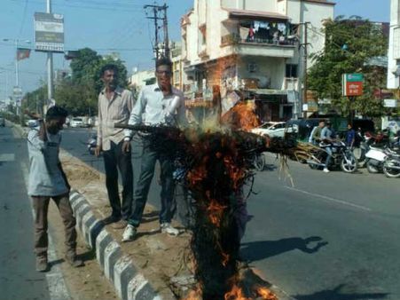 વડોદરામાં યુવકોએ કર્યું મોદીના પૂતળાનું દહન