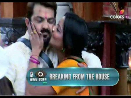 મોનાએ મનુને કરી કિસ