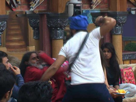 મોના માટે ઓમજી પર ઉઠાવ્યો હાથ 