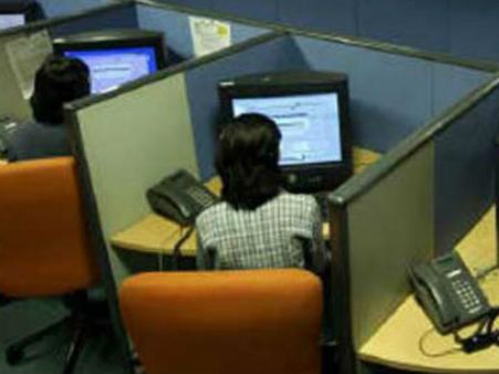 અમદાવાદમાંથી ઝડપાયું વધુ એક કોલ સેન્ટર , 19ની ધરપકડ