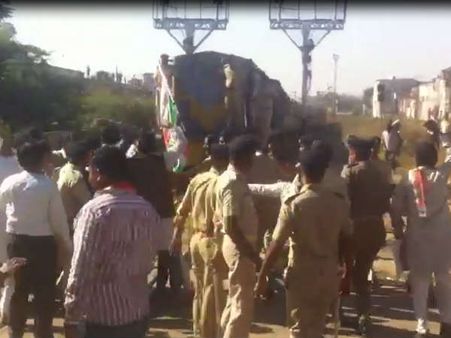 સુરતમાં નોટબંધીના વિરોધમાં કોંગ્રેસનું રેલ રોકો આંદોલન સુરતમાં નોટબંધીના વિરોધમાં કોંગ્રેસનું રેલ રોકો આંદોલન