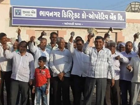 આ ભાઇને તો ખાલી બોલવું છે અમારે ઘર ચલાવવાનું છે!