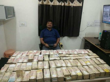 Photos: જેતપુરથી પકડાઇ કરોડો રૂપિયાની જૂની નોટો