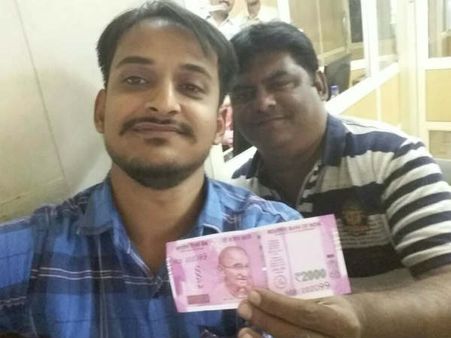 Photos: બેંક ખુલતા જ બેંકની બહાર લાગી મોટી લાઇન, લોકોની ભારે હાલાકી