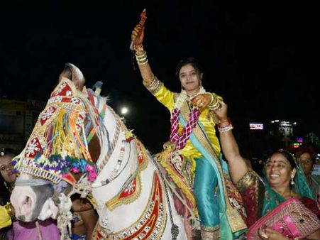 Photo: પાટણમાં નીકળ્યું યુવતીનુ ફુલેકું, લોકો મૂકાયા આશ્ચર્યમાં