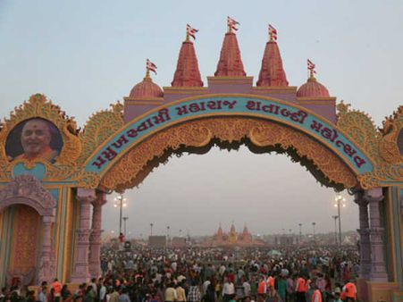 સ્વામીજીએ યુવકોને અપાવી દીક્ષા