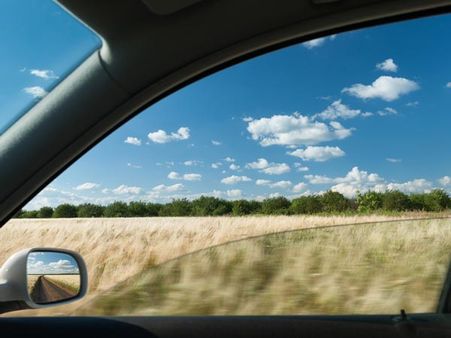 કારની બારી થોડી ખુલ્લી રાખો