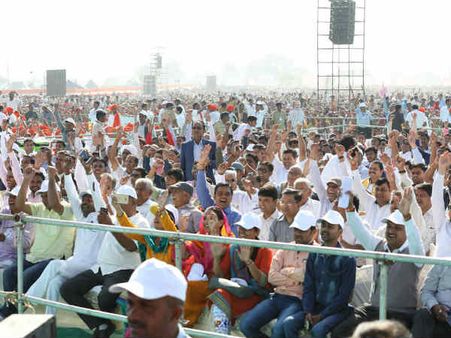 મોટી સંખ્યામાં લોકોની હાજરી મોટી સંખ્યામાં લોકોની હાજરી