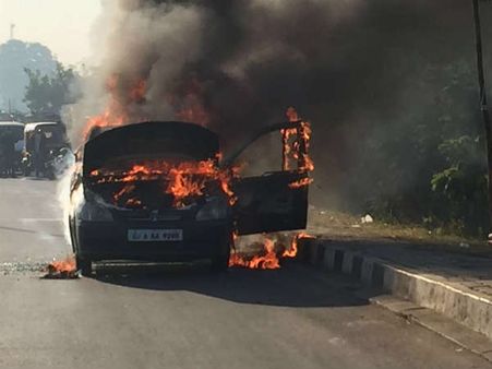 ઇન્ડિકા કારમાં લાગી આગ, કોઇ જાનહાનિ નહીં.