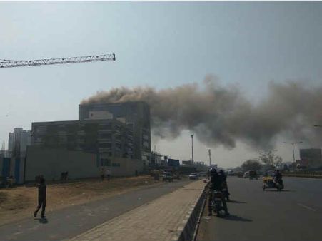 અમદાવાદના એસ.જી હાઇવે પર ઇમારતમાં લાગેલી આગ કાબૂમાં