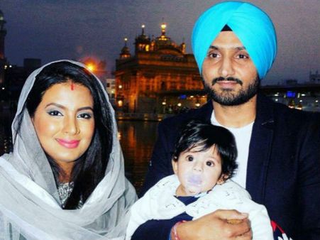 હરભજન સિંહ અને ગીતા બસરા પહેલી વાર દીકરી સાથે દેખાયા