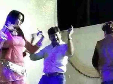 Video: નોટબંધી વચ્ચે BJP નેતાએ ડાન્સરના ઠુમકા પર ઉડાવી નોટો