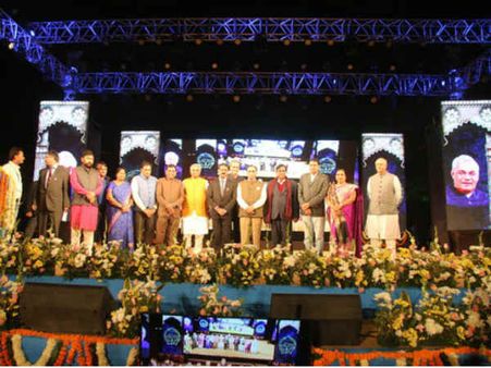 અમદાવાદમાં ભવ્ય આતશબાજી સાથે કાંકરિયા કાર્નિવલનો પ્રારંભ