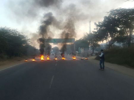 PMના વિરોધમાં કોંગ્રેસે હાઇ-વે પર સળગાવ્યા ટાયર, કર્યો ચક્કાજામ